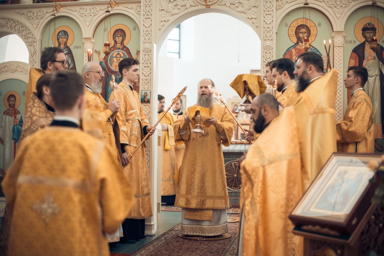 Божественная литургия в храме святого благоверного князя Александра Невского